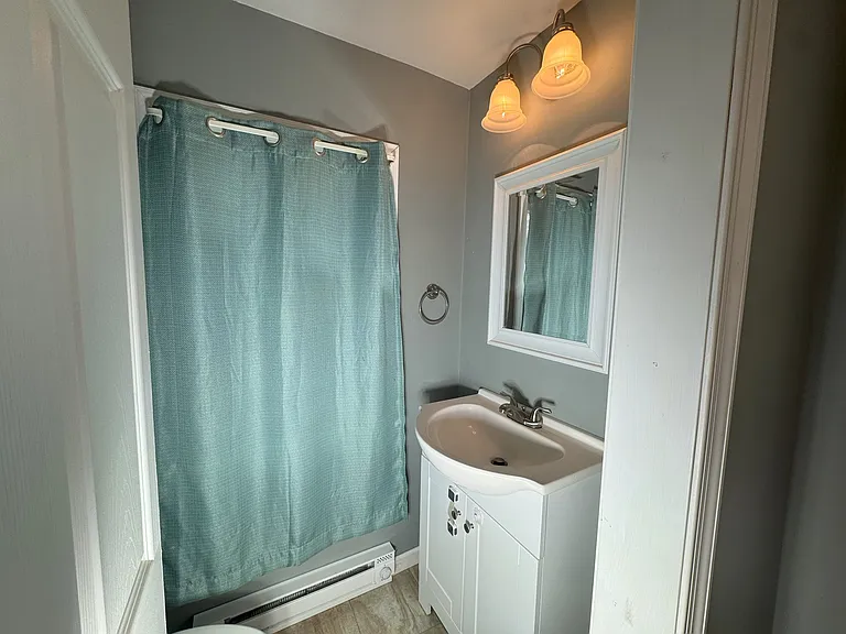 Main floor 1/2 bath