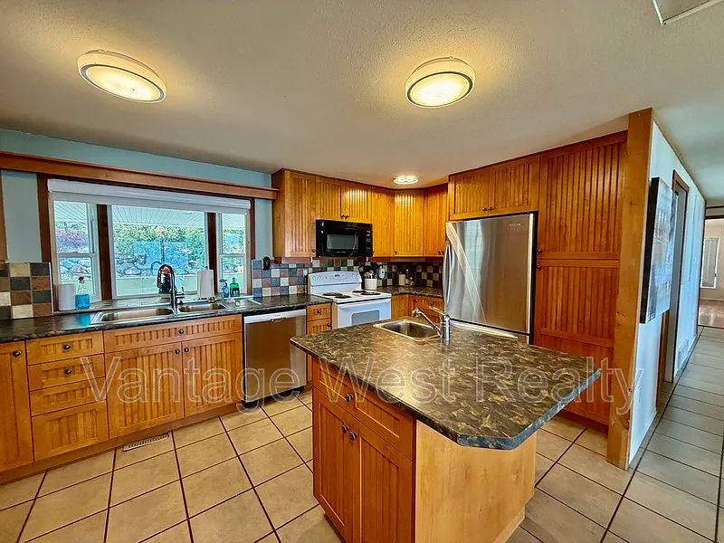 5 bed, 3.0 bath, 3239 sqft, $4,400 — Photo 3