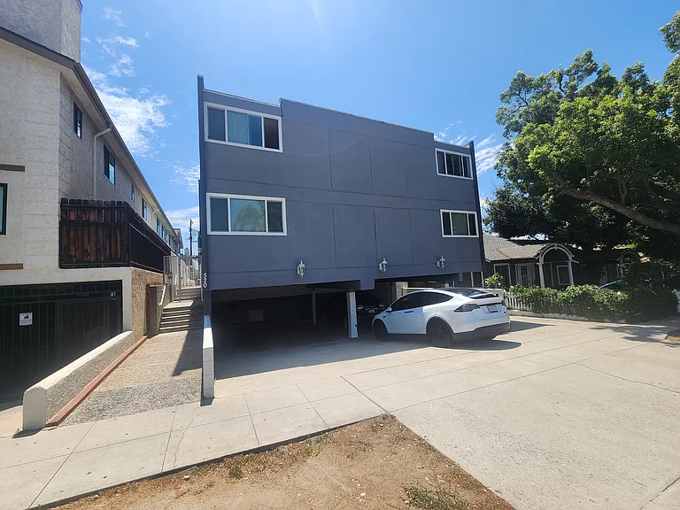 520 E Tujunga Ave #J — Photo 5