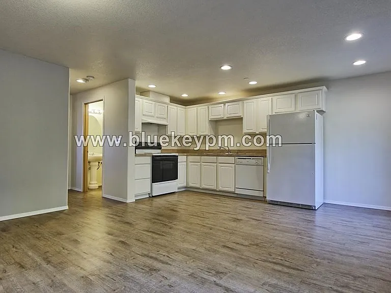 3807 NW Fletcher Ct — Photo 2