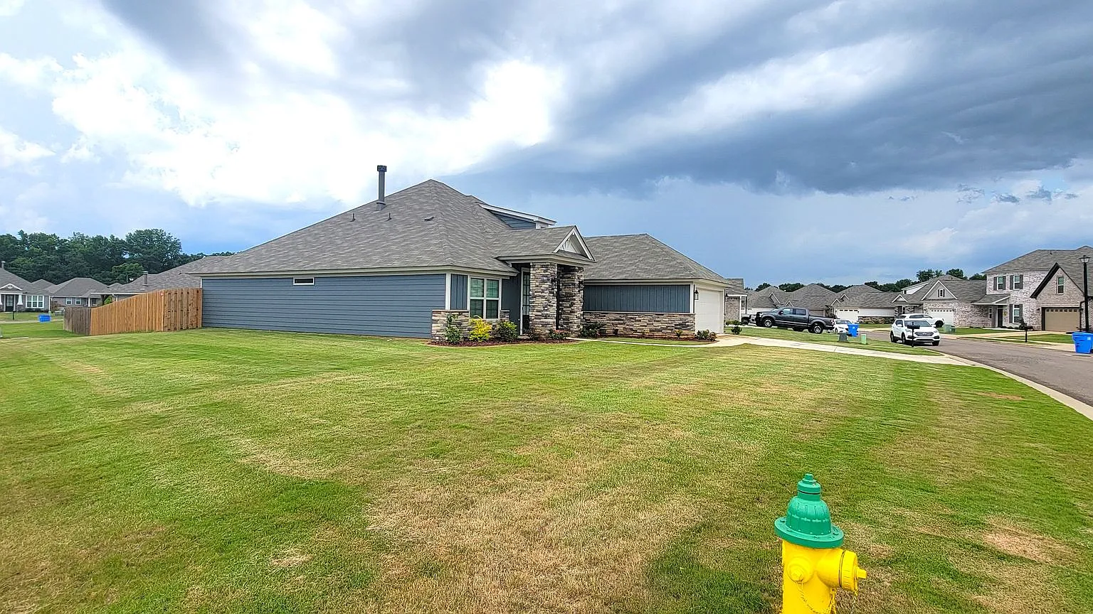 Beautiful 4 Bedroom 2 Bath Home In The Desirable Hedgefield Subdivision In Prattville. — Photo 3
