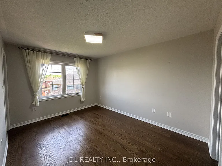 1374 Granrock Cres — Photo 7