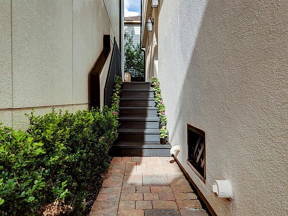 3rd image of 1514 W 23rd St