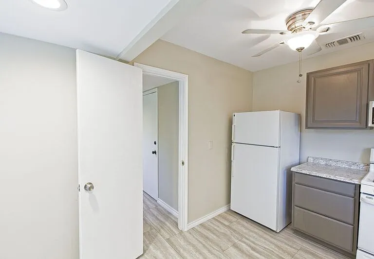 802 22nd St — Photo 18