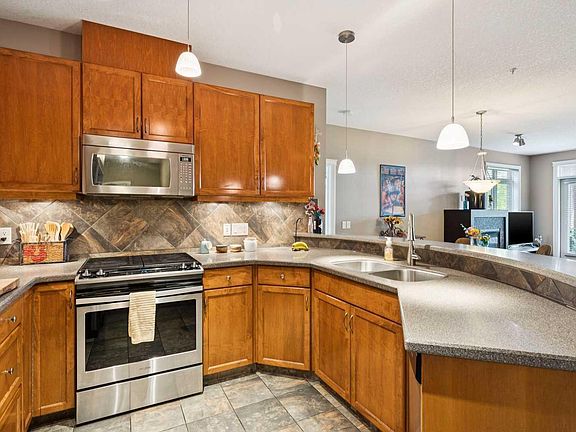 5th image of 10 Hemlock Cres SW #303