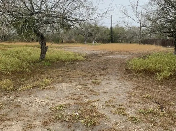 1049 Evergreen St, Mathis, TX 78368