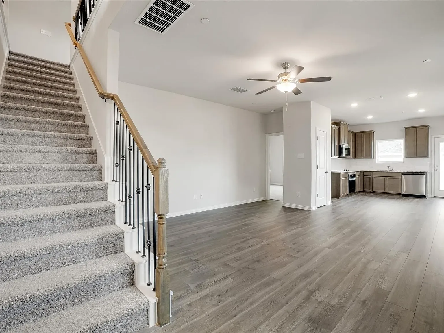 4 bed, 2097 sqft, $2,800 — Photo 3