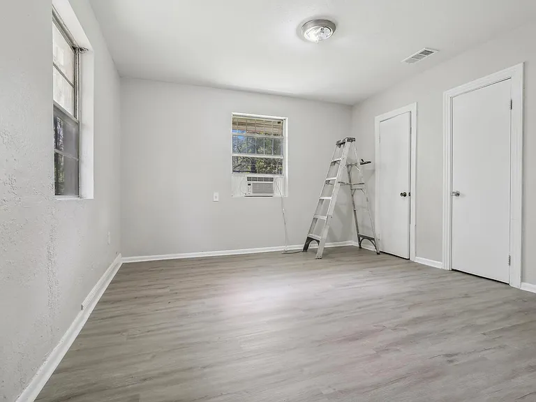 4624 Wells St — Photo 9