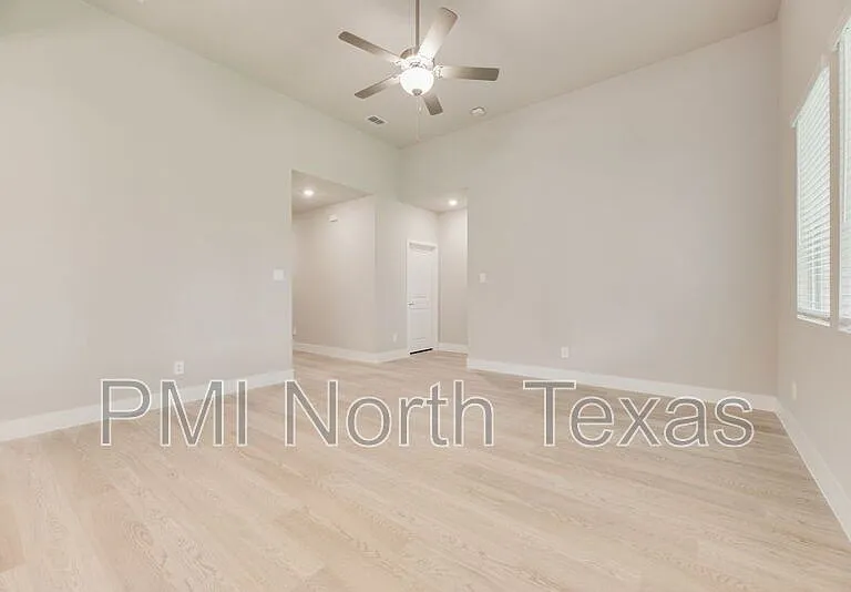 1404 Winters Way — Photo 8