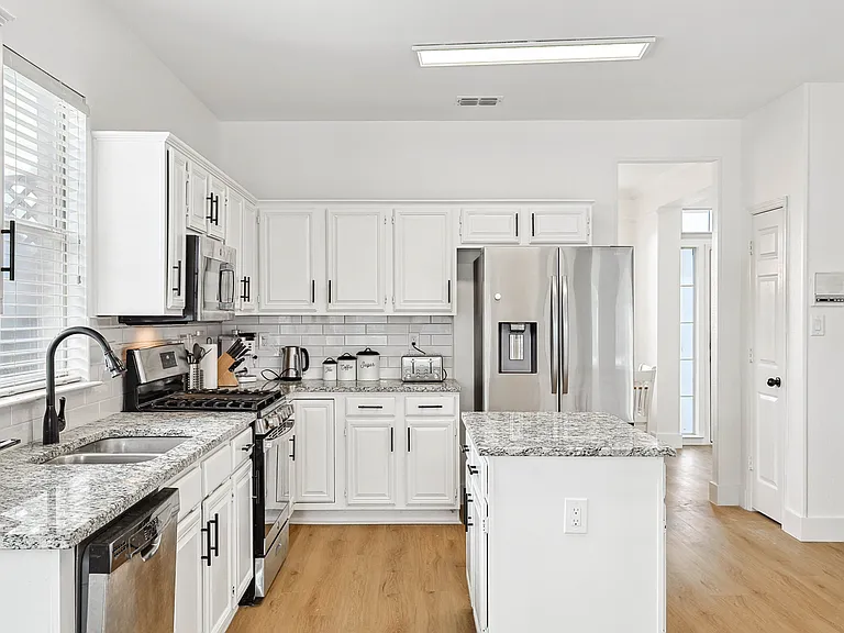 806 Longleaf Dr — Photo 15