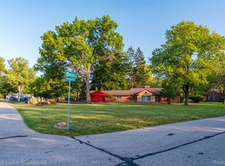 25100 Peekskill, Southfield, MI 48033