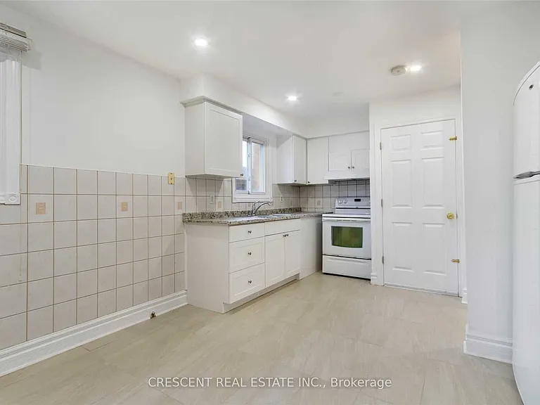 4036 Dunmow Cres #UPPER — Photo 3