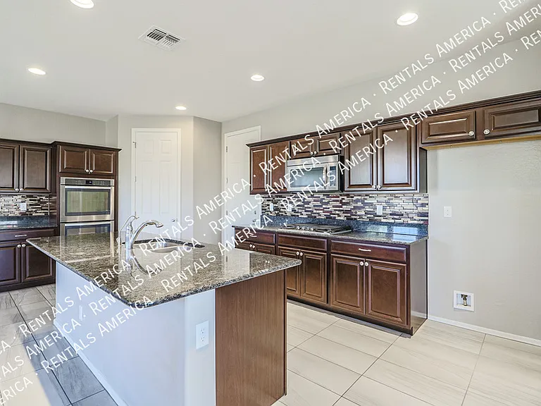2930 E Detroit St — Photo 10