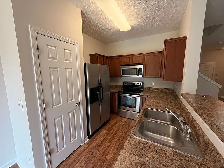 8115 Valley Oak Dr — Photo 10
