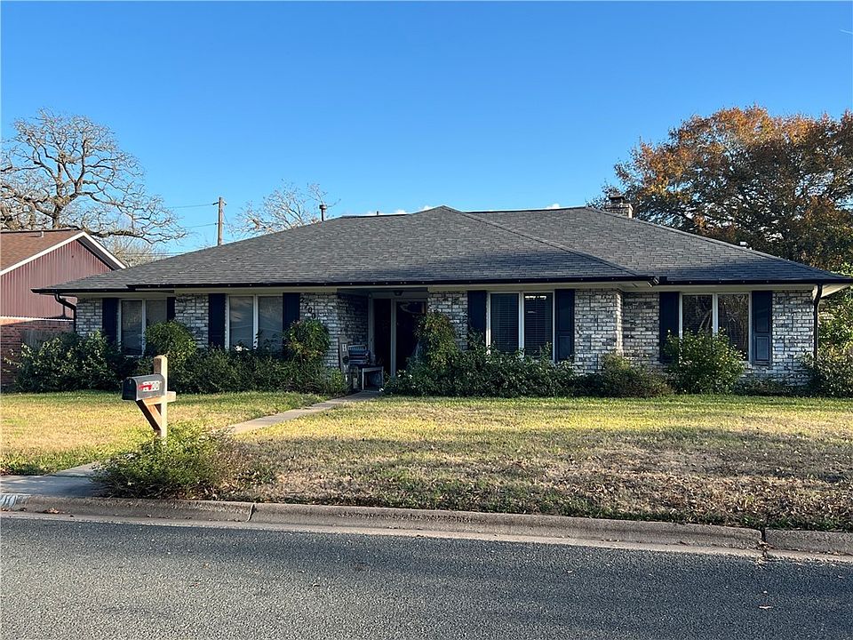 1st image of 2700 Red Hill Dr