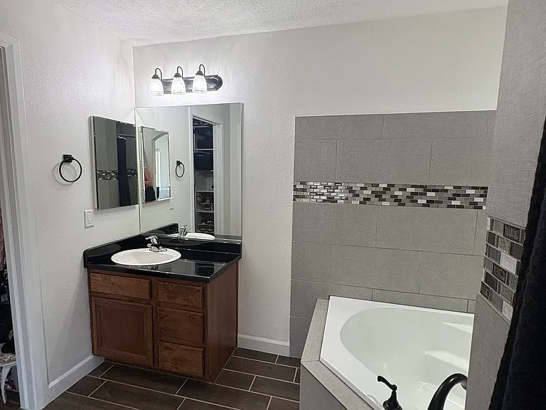 2488 Manzoni Rd — Photo 17