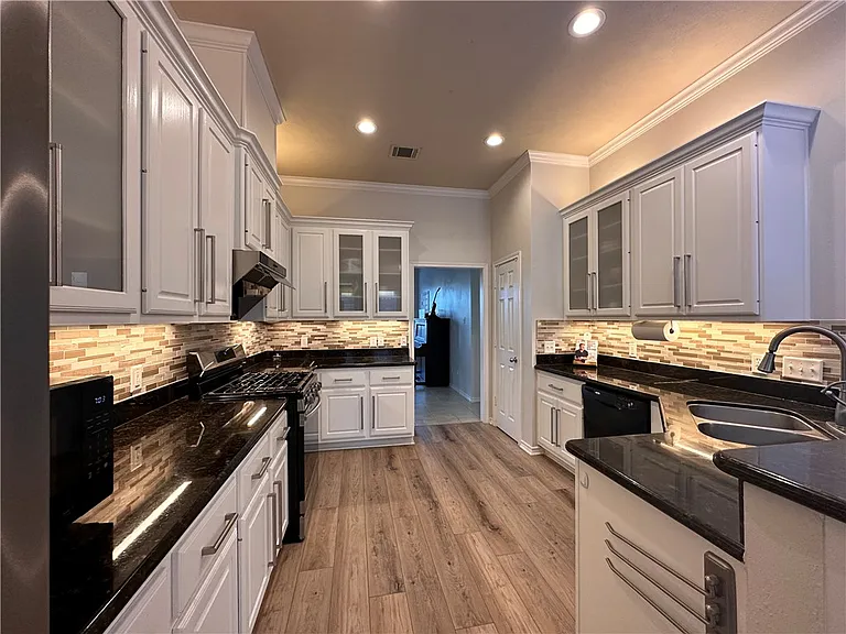 913 Delrey Dr — Photo 9