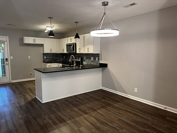 4th image of 228 Woodland Valley Ln