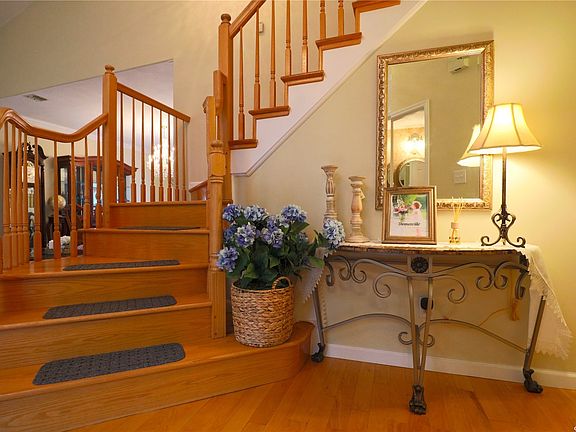 4th image of 10 Wisteria Ln