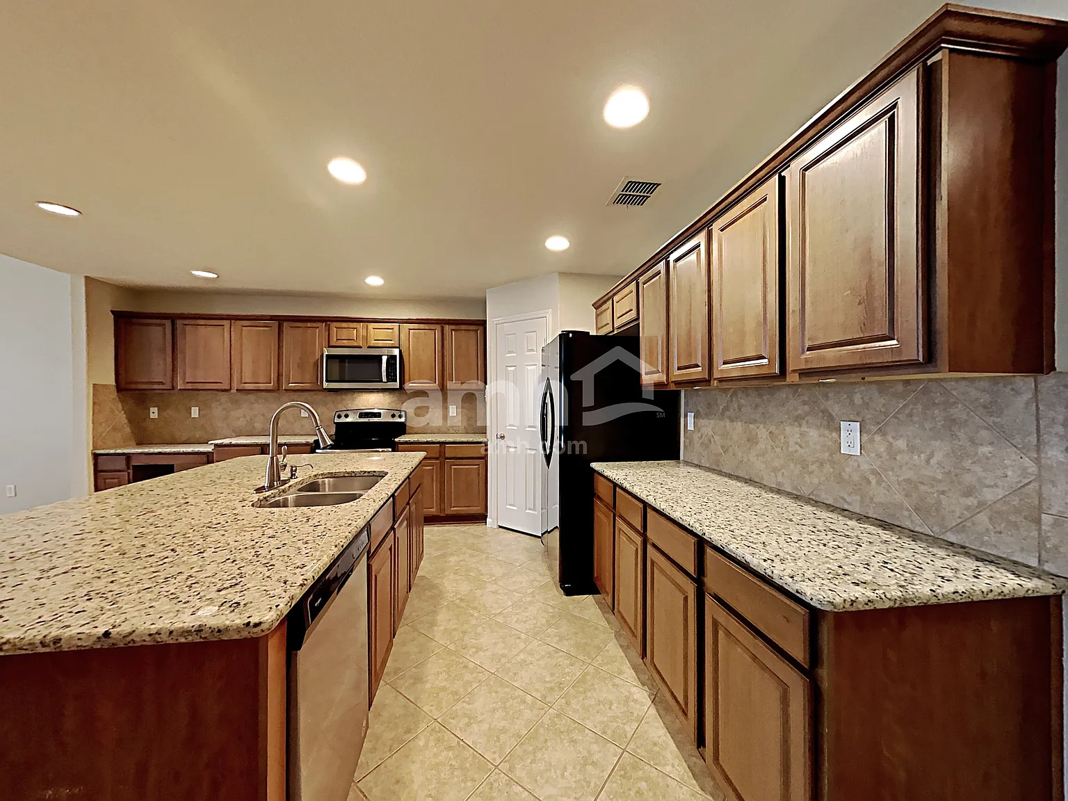 4 bed, 2.5 bath, 2548 sqft, $2,090 — Photo 3