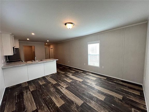 4th image of 102 Gibson St