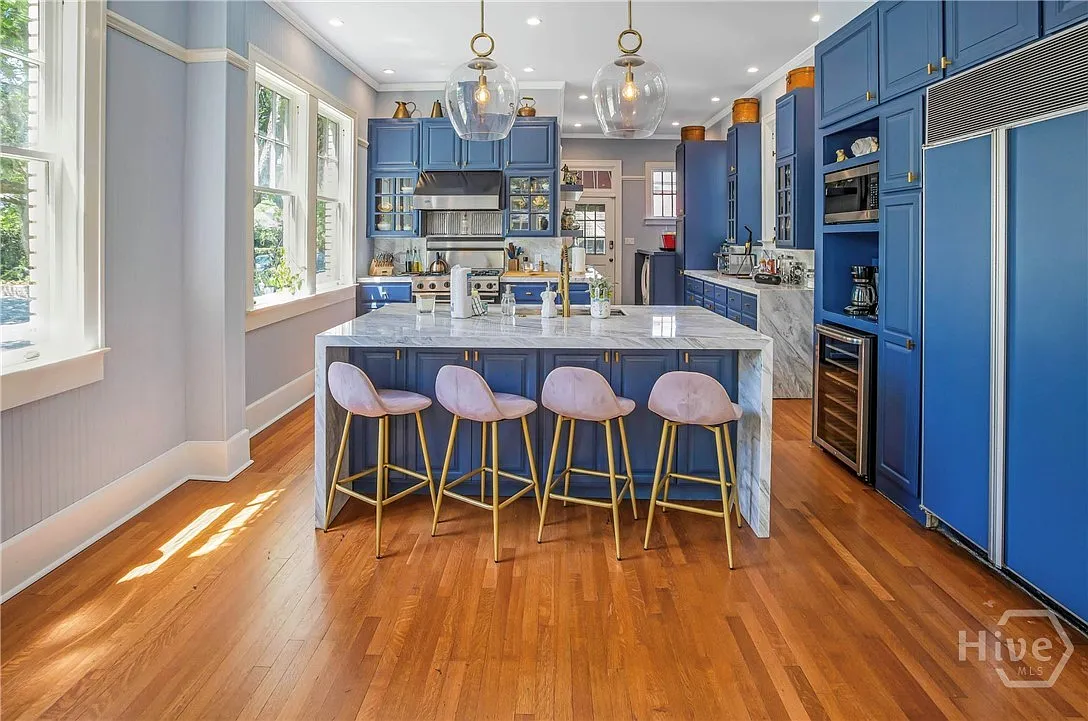 8 bed, 3.5 bath, 5500 sqft, $9,000 — Photo 1