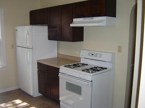 4th image of 2831 Foster Ave NE