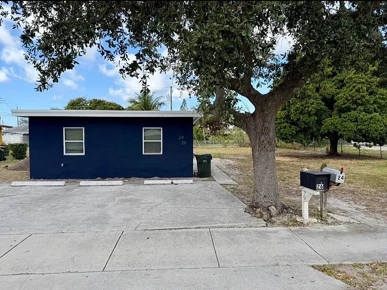 24 SW 10th Ave — Photo 2