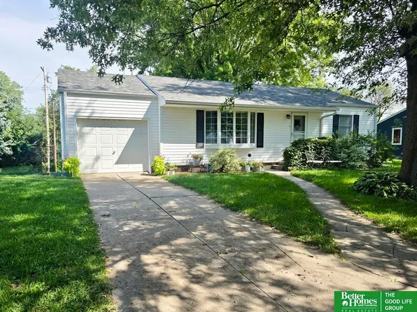 933 E 4th St, York, NE 68467