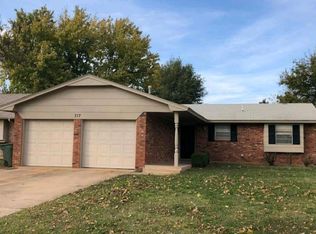 717 Robin Hill Rd, Edmond, OK 73003