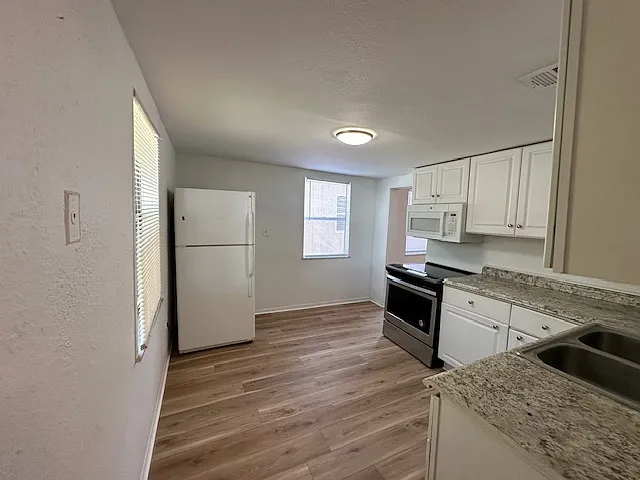 2339 W Beach St — Photo 3