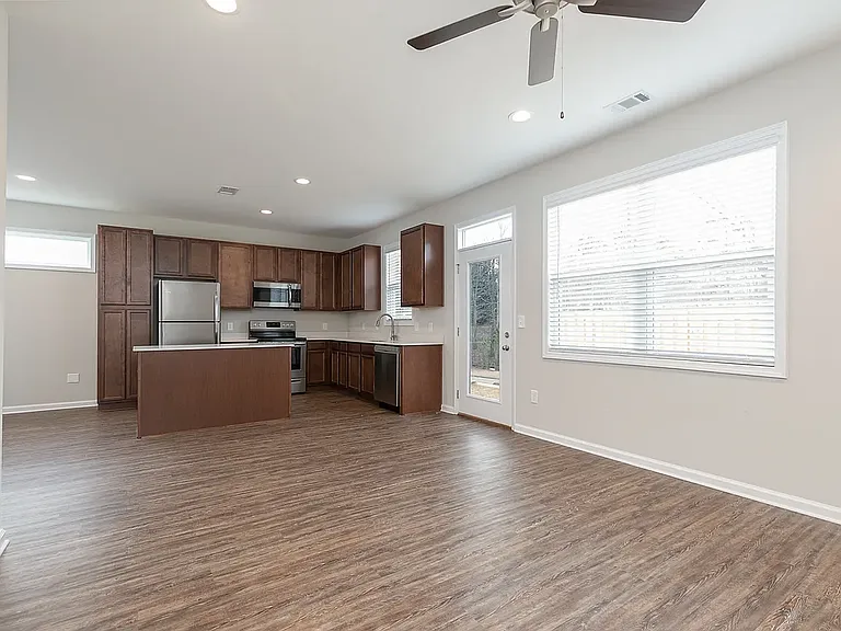 200 Citizens Square Rd — Photo 4