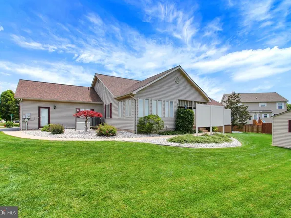 3 Clover Dr, Littlestown, PA 17340