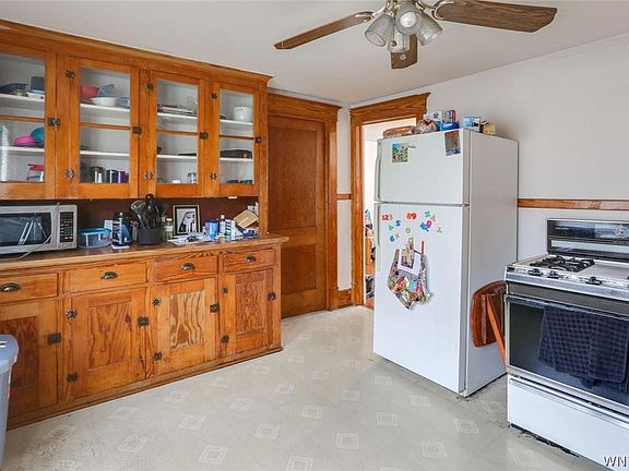 5th image of 136 Arden Ave