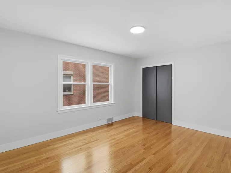 2521 W Farragut Ave #2 — Photo 3