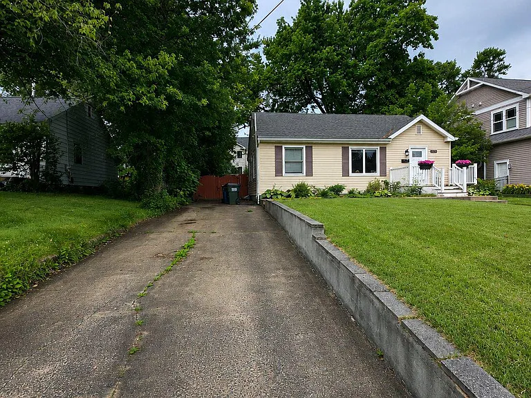 1832 Peabody Dr — Photo 2