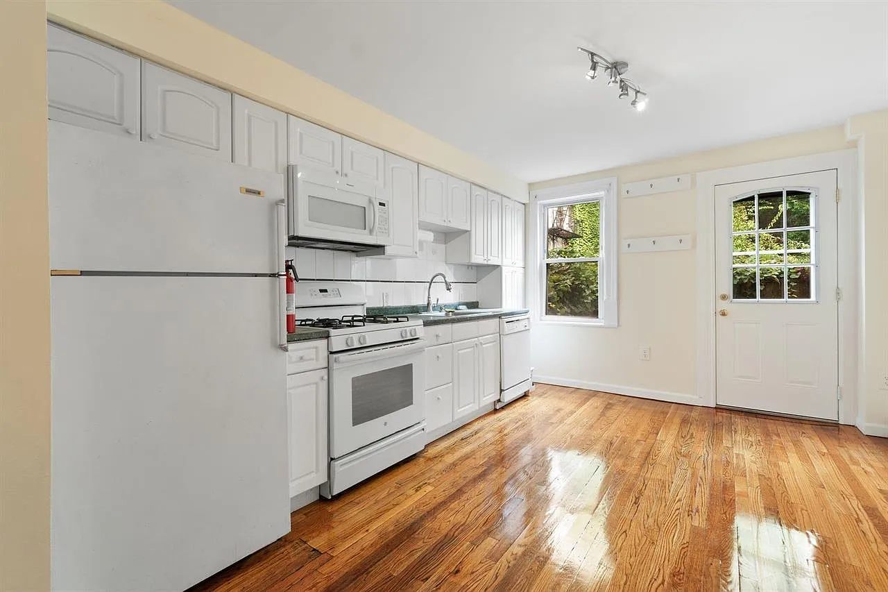 3 bed, 1.5 bath, 1600 sqft, $4,200 — Photo 3