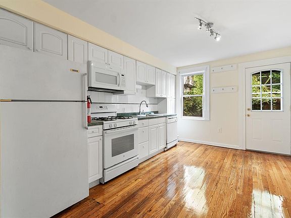3rd image of 496 1/2 Monmouth St