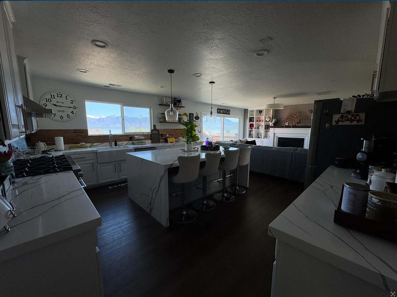3 bed, 2500 sqft, $2,700 — Photo 3