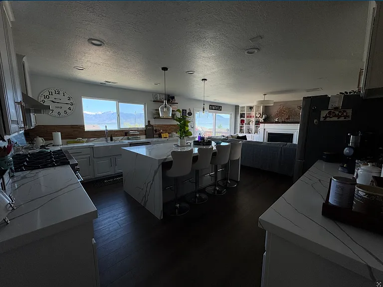 242 W Kestrel Dr — Photo 3