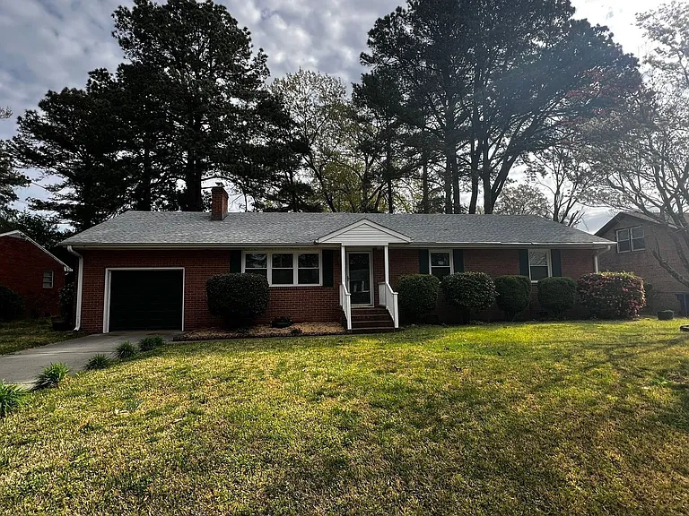 207 Robin Rd — Photo 1
