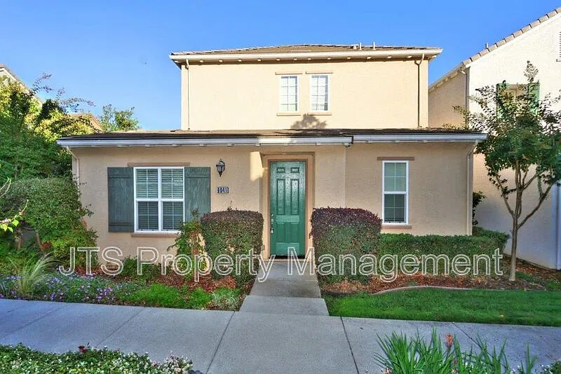 9041 Crescenda Ln