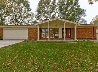 15716 Hill House Rd, Chesterfield, MO 63017