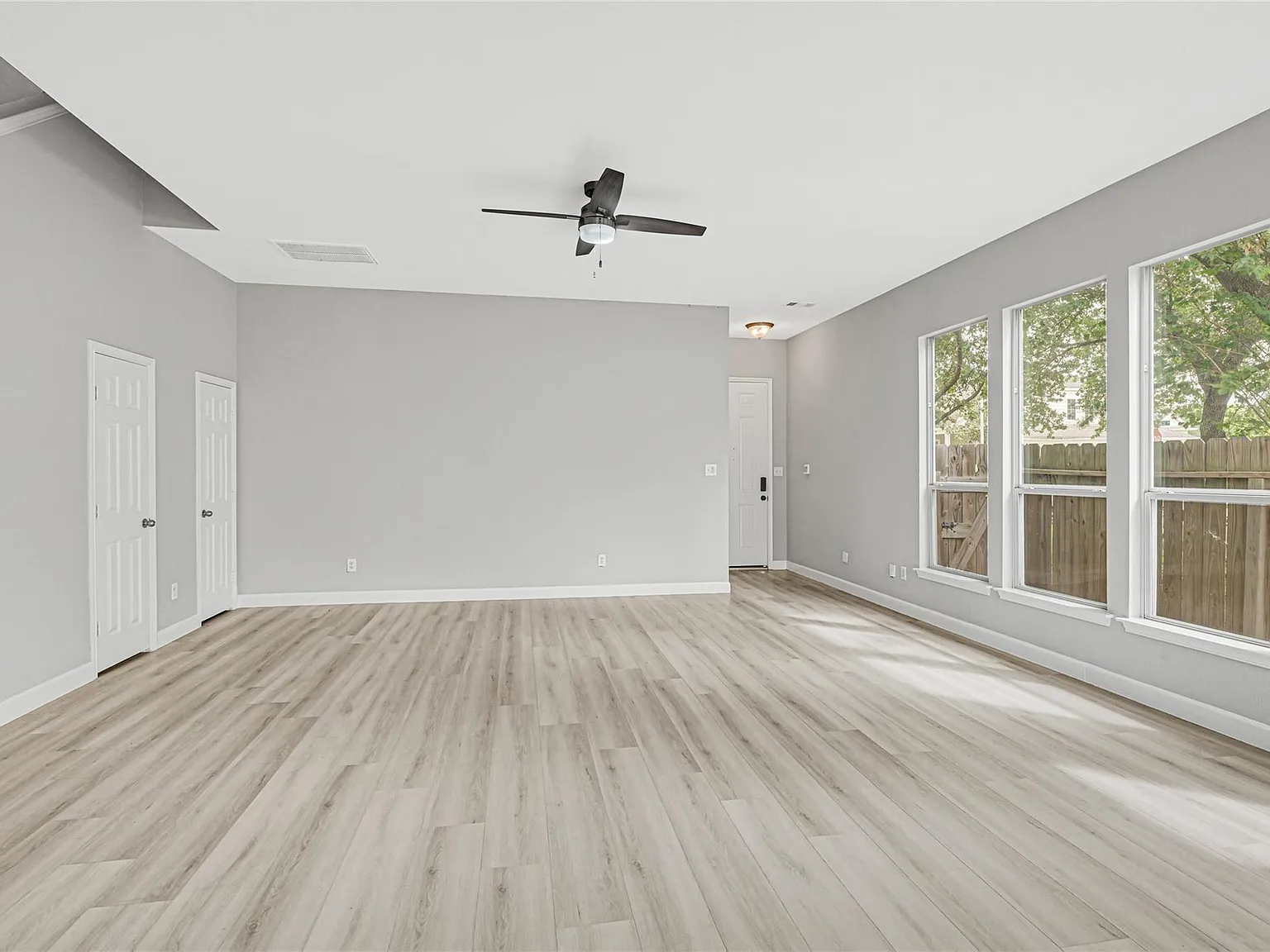 3 bed, 2.5 bath, 2091 sqft, $2,095 — Photo 4