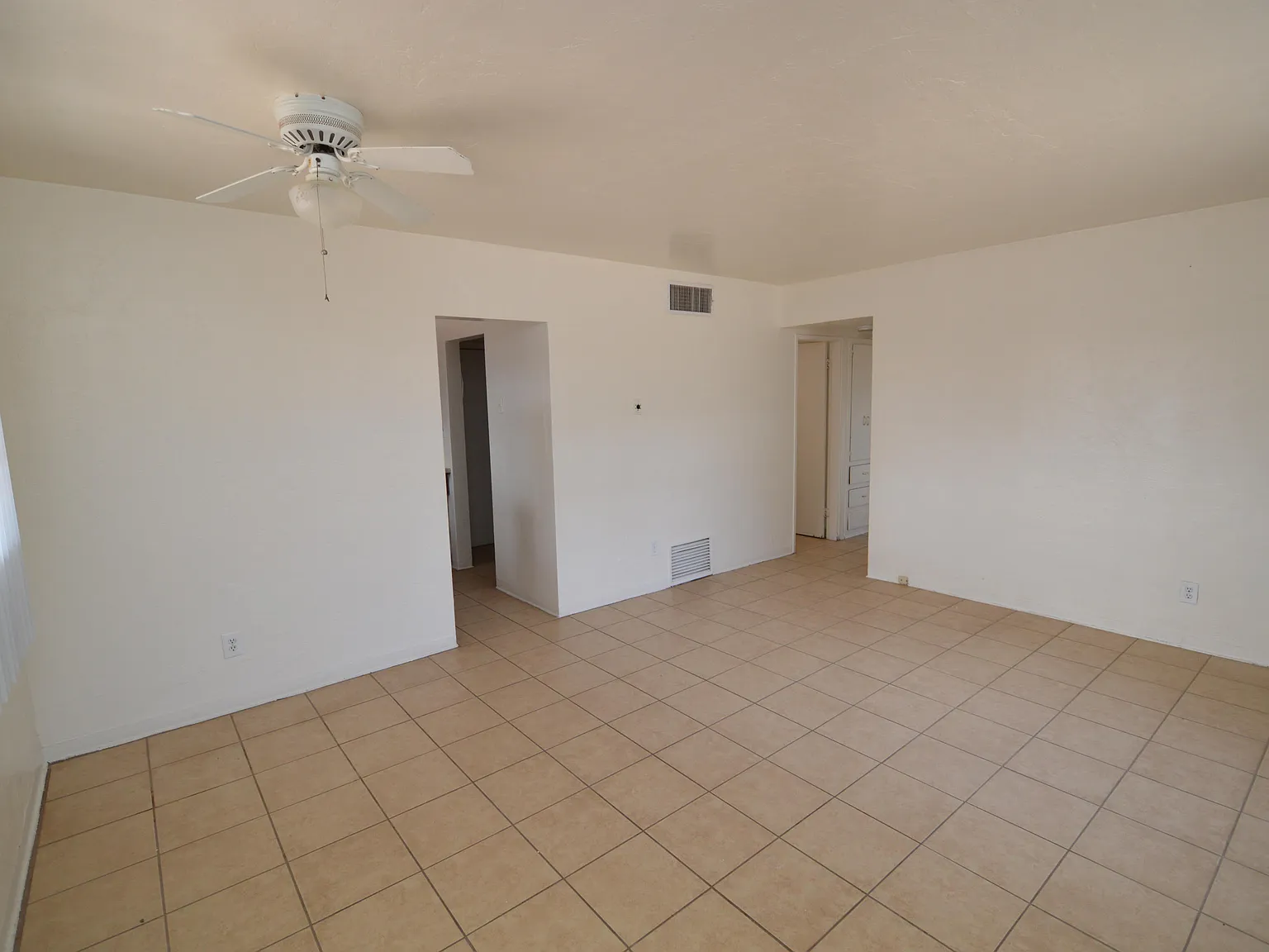 2 bed, 1.0 bath, 750 sqft, $975 — Photo 2