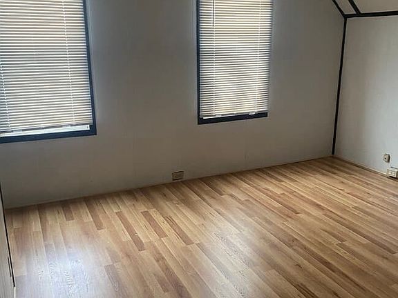 3rd image of 111 Redlyn St
