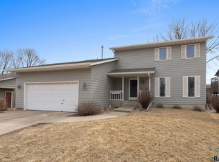 3103 E 52nd St, Sioux Falls, SD 57103
