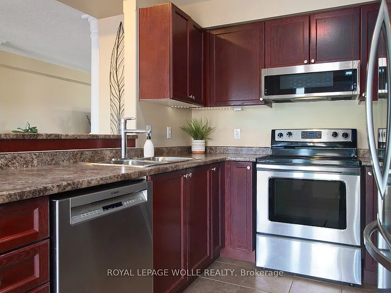 511 Victoria Rd N — Photo 8
