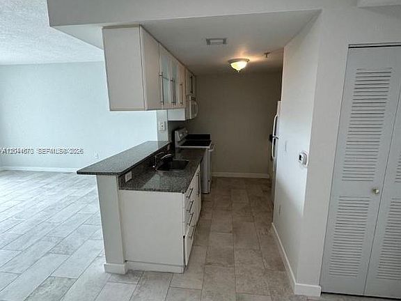 3rd image of 275 NE 18th St APT 1406