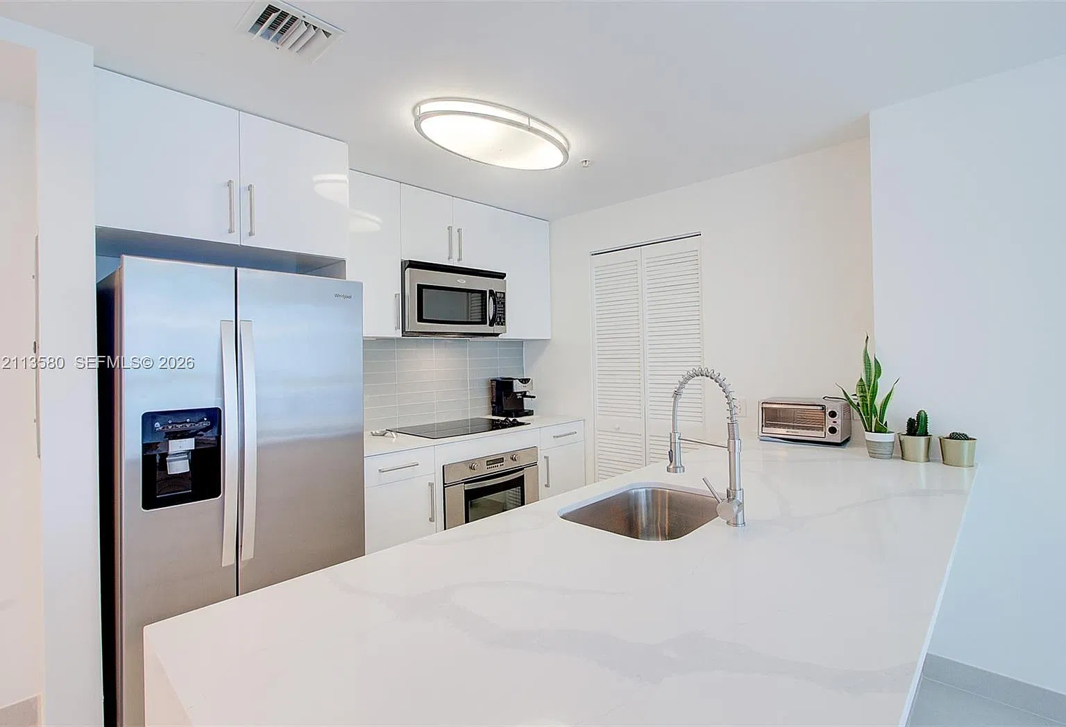 Met 1 Condo — Photo 1